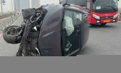 Tài xế taxi buồn ngủ đâm đổ rào chắn