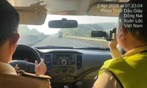 CSGT dùng ô tô 'hóa trang' quay video lỗi vi phạm trên cao tốc để phạt nguội