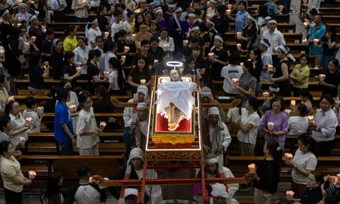 Hàng nghìn giáo dân TP.HCM rước tượng chúa Giêsu