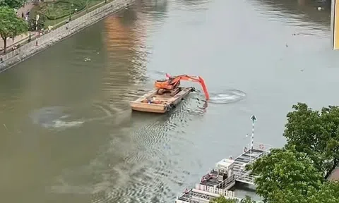 Máy xúc 'làm xiếc' trên sông Sài Gòn