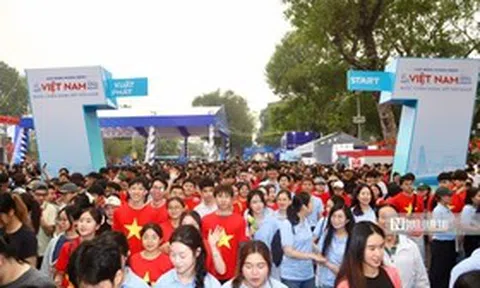 Hà Nội: Hàng nghìn người dân cùng đi bộ hưởng ứng Ngày Sức khoẻ toàn dân