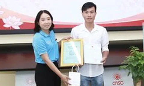 Trẻ đăng ký khai sinh trực tuyến đúng hạn ở xã Thái Mỹ được nhận quà và thư chúc mừng