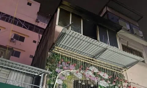 Cháy nhà do nấu ăn, hai thành viên cứu hỏa bị ngạt khói