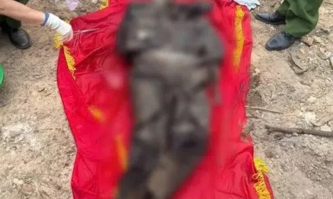 Thi thể nam giới đang bị phân hủy nổi trên hồ nước