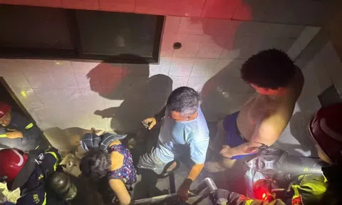 Cắt cửa cuốn, cứu người mắc kẹt trong căn nhà 6 tầng cháy dữ dội