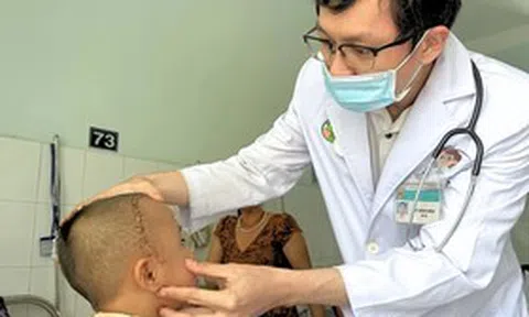 Bé 4 tuổi sưng mắt, báo sĩ sốc khi phát hiện bí mật bên trong