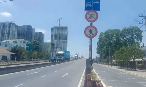 Cấm tuyệt đối xe máy lên cầu vượt 550 ở TP.HCM