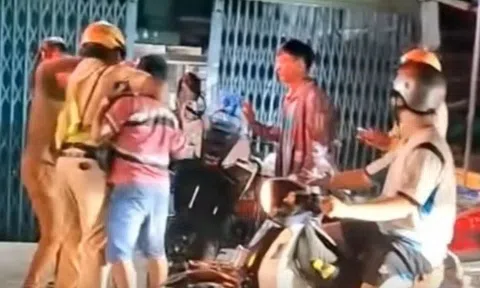 Gọi người nhà, ngăn CSGT xử lý vi phạm nồng độ cồn ở TP.HCM