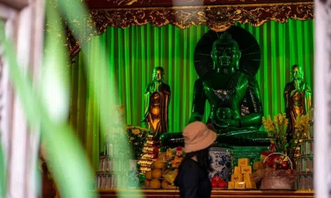 Cận cảnh tượng Phật ngọc nguyên khối lớn nhất Việt Nam