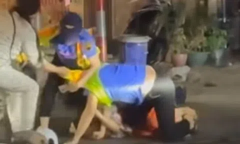 Người phụ nữ vượt rào chắn tàu, hành hung hai nhân viên đường sắt