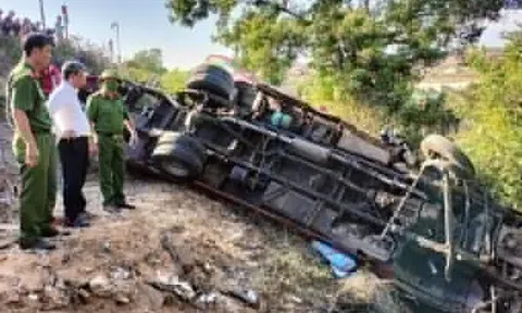 Hiện trường vụ xe khách lao xuống vực, 4 người chết