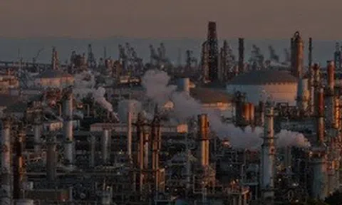 Giá dầu giảm mạnh khi Iran mở cửa Hormuz