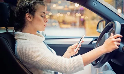 Vấn nạn lướt TikTok khi đang lái xe