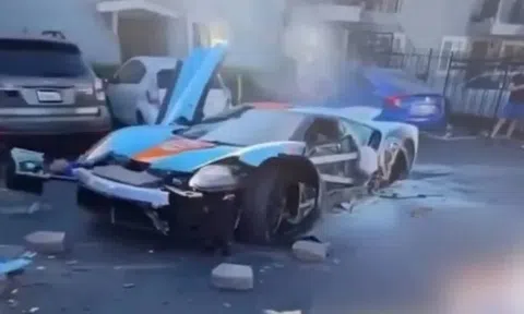 Siêu xe Ford GT 2,5 triệu USD 'vỡ vụn' vì tai nạn