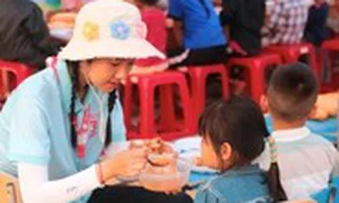 Vượt nắng gắt, hàng chục người trẻ mang ánh sáng lên Sông Y