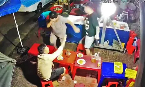 Người đàn ông nhổ nước bọt vào người phụ nữ ở Gia Lai