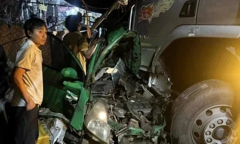 Taxi va chạm xe tải, tài xế tử vong tại chỗ