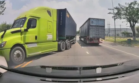 Thót tim vì xe container lấn làn, chạy ngược chiều ở TP.HCM