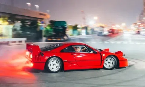 Lewis Hamilton 'đốt lốp' siêu xe Ferrari F40 tại Nhật Bản