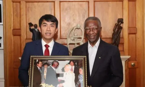 Cựu Tổng thống Nam Phi nhận quà từ gia đình Đại tướng Võ Nguyên Giáp