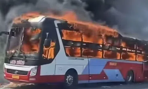 Xe khách bốc cháy ngùn ngụt trên Quốc lộ 1 qua Khánh Hòa