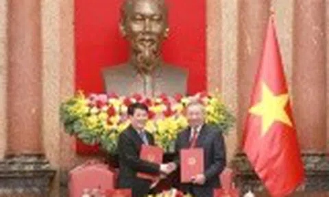 Bàn giao công tác giữa Tổng Bí thư, Chủ tịch nước Tô Lâm và nguyên Chủ tịch nước Lương Cường