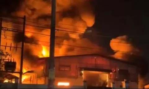 Cháy lớn kèm nhiều tiếng nổ tại công ty sơn ở TP.HCM