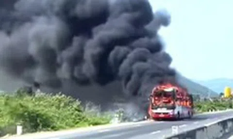 Cháy xe khách trên quốc lộ 1 qua Khánh Hòa, kẹt xe kéo dài