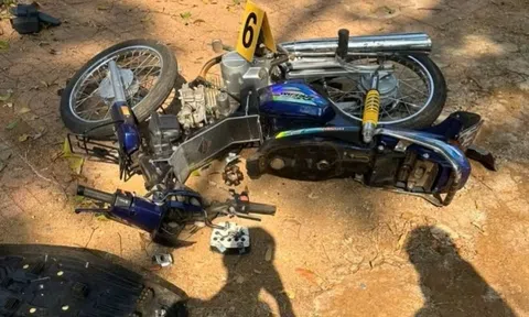 Xe máy kẹp 3 tông gốc cây, 2 người tử vong