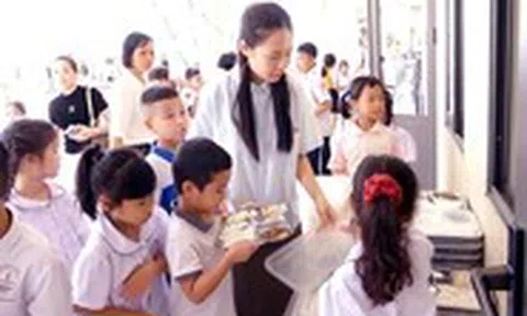 Bữa ăn bán trú và 'người chưa bị lộ'