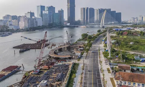 Cầu đi bộ nghìn tỷ qua sông Sài Gòn sau một năm thi công