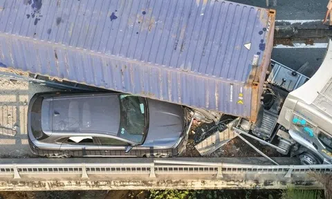 Xe container va chạm ôtô 7 chỗ, cửa ngõ TP.HCM ùn tắc kéo dài