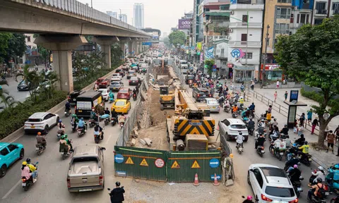 Rào chắn thi công bủa vây Hà Nội