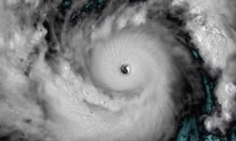 Bão SINLAKU tiếp tục mạnh lên, có thể đạt cấp siêu bão