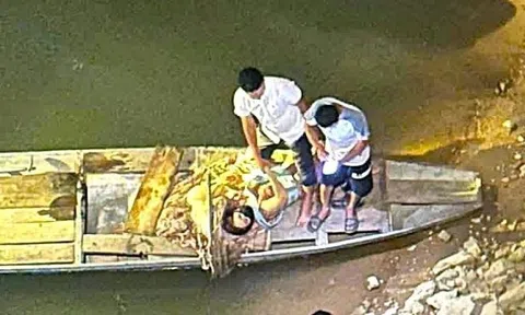 Người đàn ông lao xuống cứu hai mẹ con nhảy cầu trong đêm