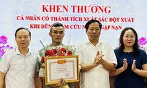 Khen thưởng người đàn ông cứu hai mẹ con nhảy cầu
