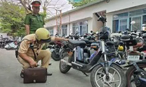 CSGT An Lạc kiểm tra xe điện 'độ chế' ở các bãi xe trường học
