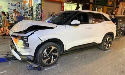 Nữ tài xế ôtô tông liên hoàn 4 xe trên phố