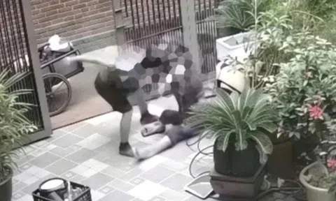 Chồng đánh vợ dã man từ ngoài sân vào trong nhà