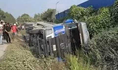 Xe chở đá đè vào ôtô con, một người tử vong