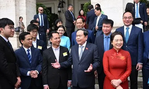 Chủ tịch Quốc hội thông tin về tình hình Việt Nam với kiều bào tại Italia