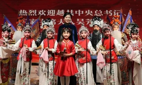 Phu nhân Ngô Phương Ly thăm Trung tâm Tống Khánh Linh