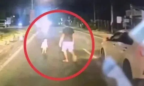 Tài xế chặn xe giữa đường, cứu bé gái đi lạc ở TP.HCM