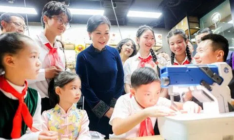 Phu nhân Ngô Phương Ly thăm, giao lưu với thiếu nhi Trung Quốc tại Trung tâm Tống Khánh Linh