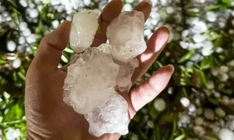 Mưa đá to như quả trứng dội xuống Lào Cai