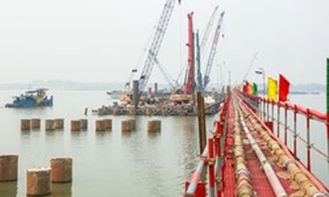 Cận cảnh công trường cầu Thượng Cát 8 làn xe vượt sông Hồng