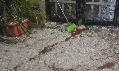 Dông lốc dữ dội ở Lào Cai, mưa đá hạt to như chén trút xuống giữa đêm, thiệt hại chưa thể thống kê