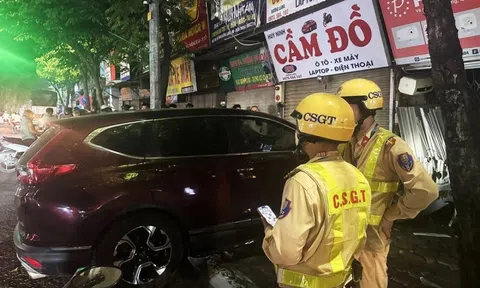 Ôtô lao thẳng vào hàng cầm đồ ở Hà Nội