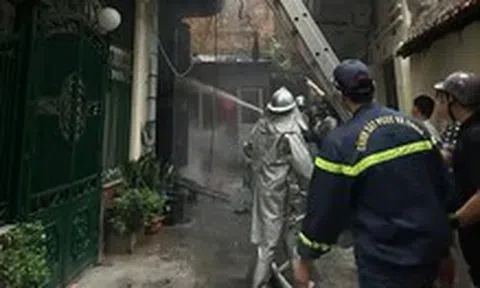Cháy nhà trong ngõ sâu Hà Nội, 1 người đi cấp cứu