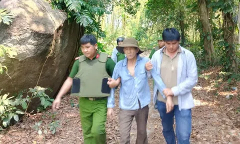 Đối tượng mang rựa cố thủ trong hang đá trên núi